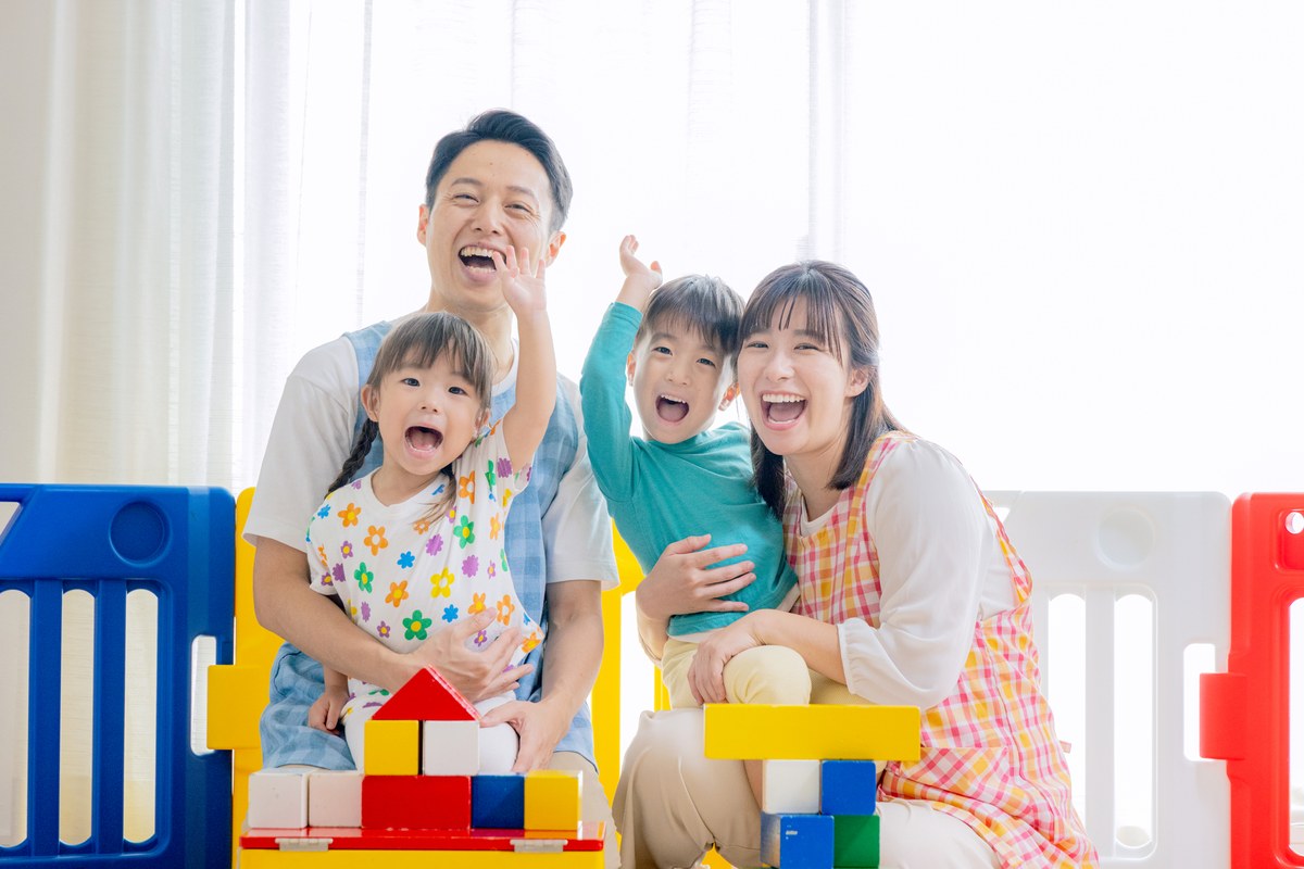 机に向かって勉強する中学生