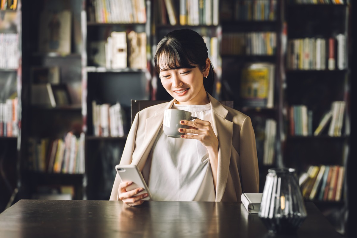 スマートフォンで連載マンガを読む女性