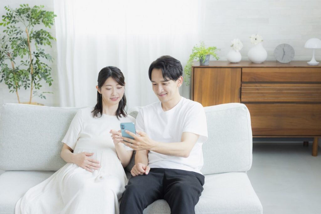 妊婦がスマートフォンで情報を確認している様子