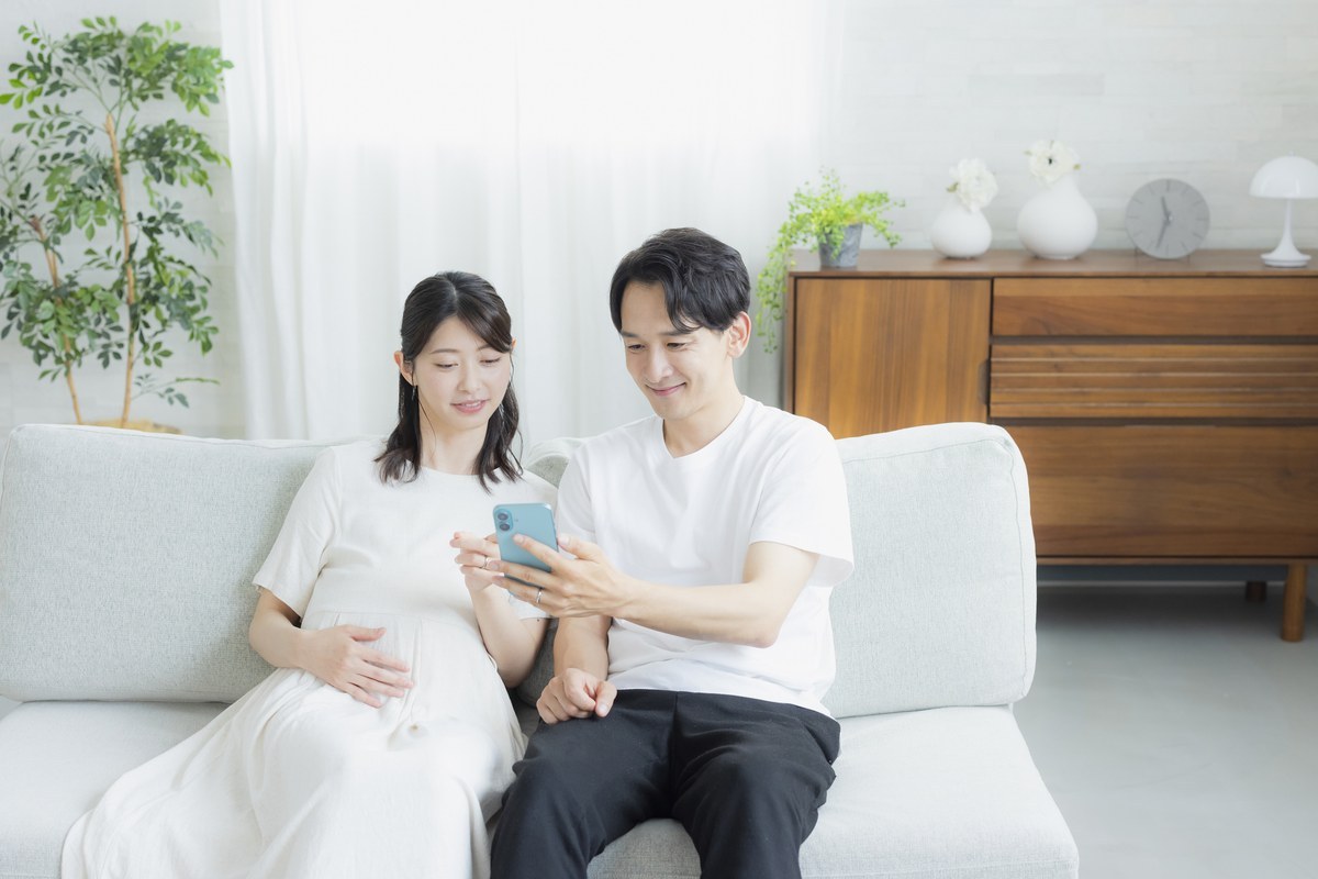 妊婦がスマートフォンで情報を確認している様子