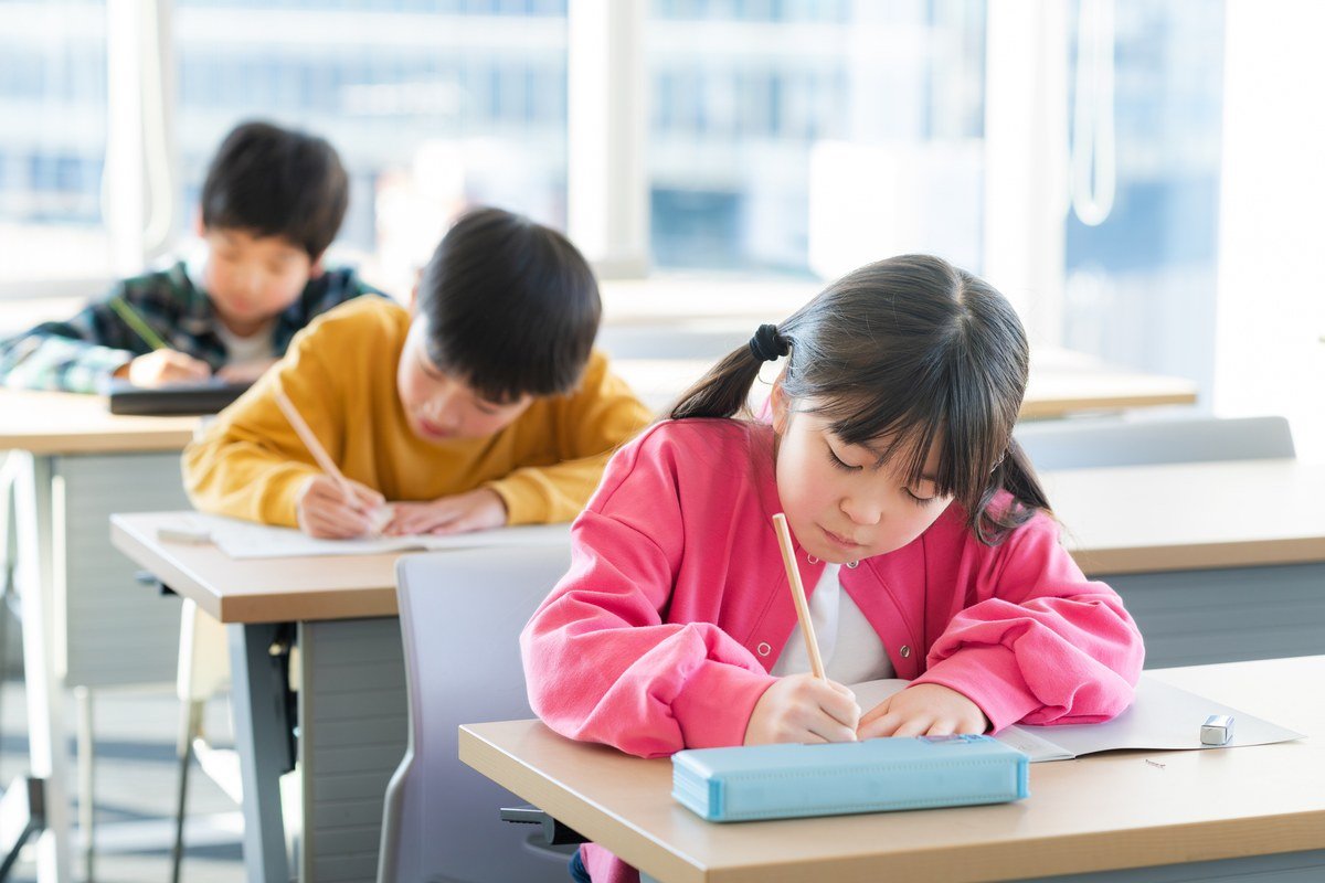 机で学習する子どもの様子