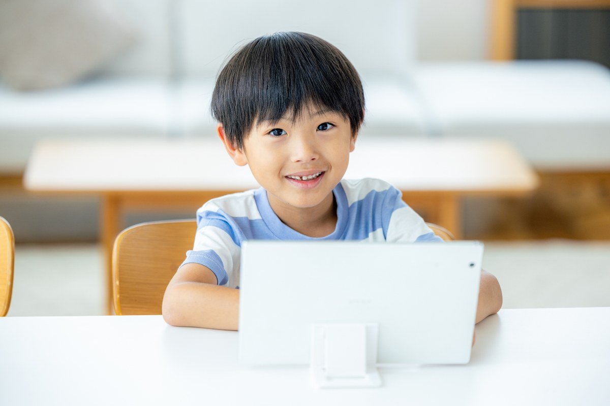 スマホで学習サービスを利用する様子