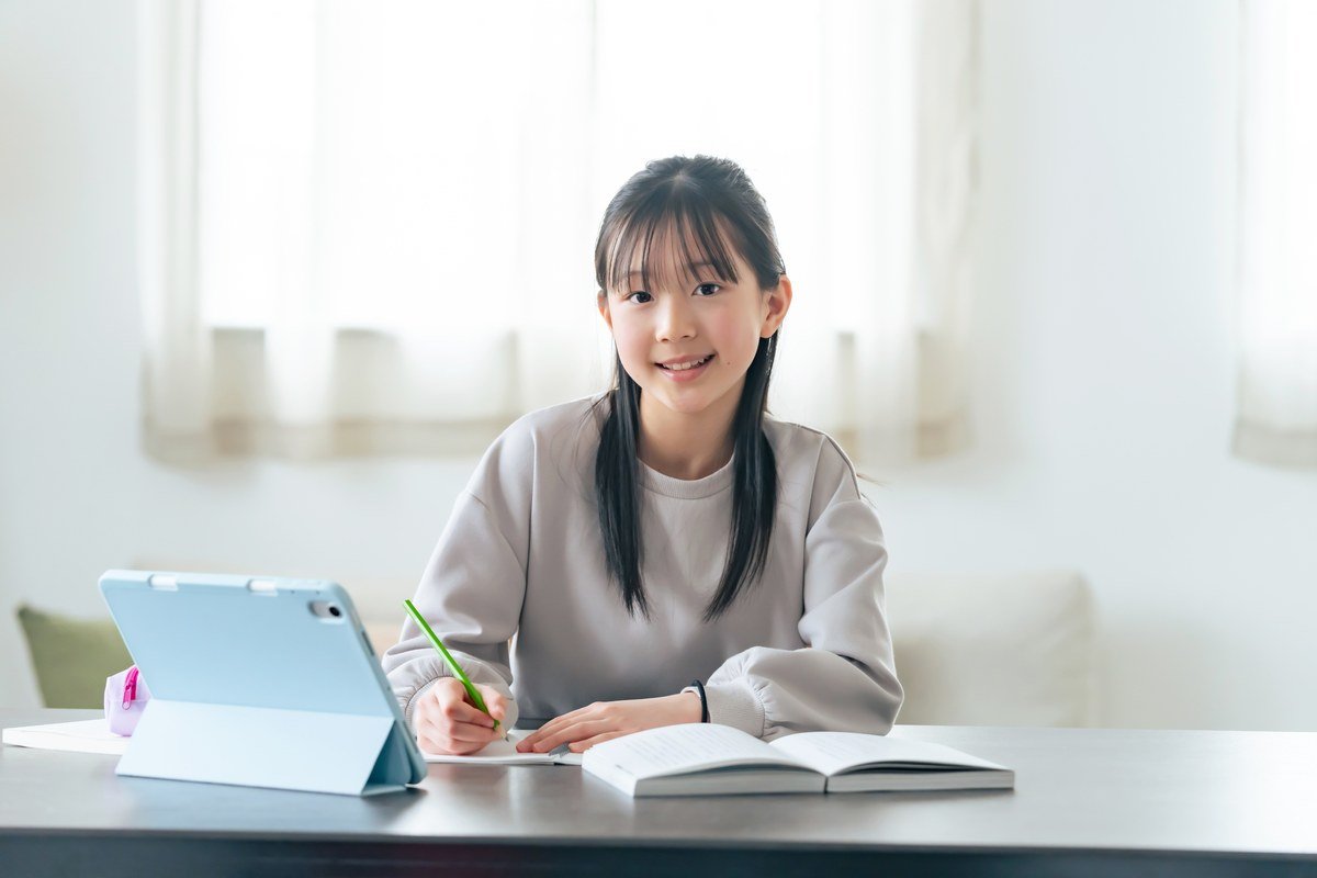 自宅で通信教育に取り組む様子
